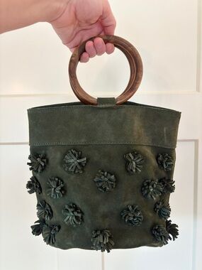 Wood-handle faux suede pom pom tote - Olive Green